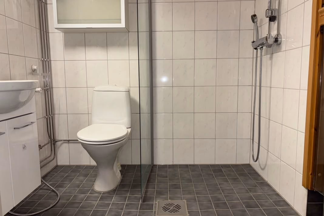 Sama kylpyhuone huollon jälkeen: siistit lattiasaumat koko lattiassa